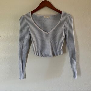 la hearts blue and white striped cropped long sleeve | size: S